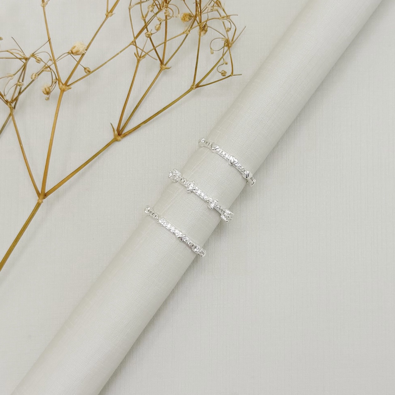 03.2575.1.S - (19) Anel estilo aparador de aro cravejado com quatro ponto de luz mais altos