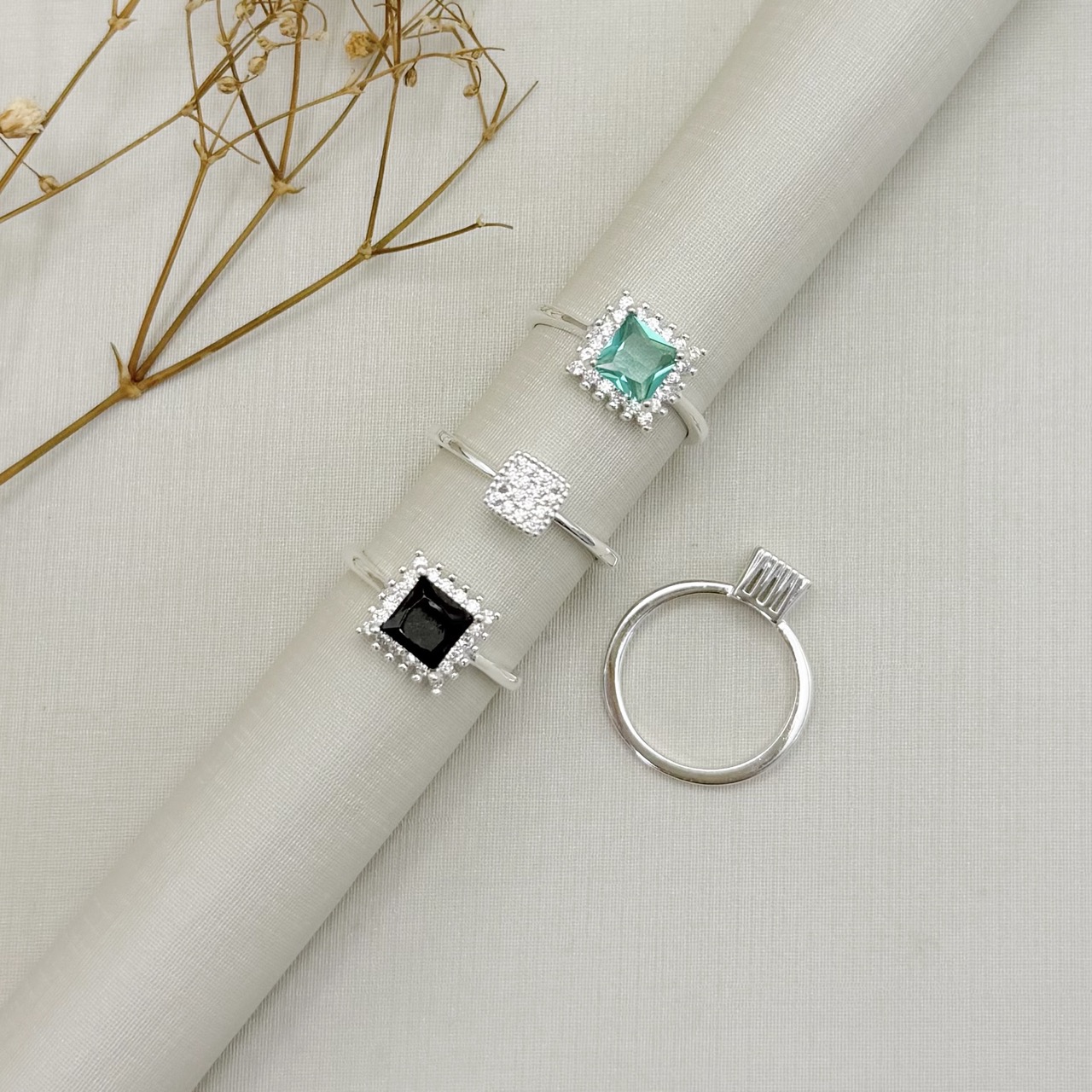 03.2577.9.S - (20) Anel solitario quadrado com uma linha de aura em galeria alta com aro liso