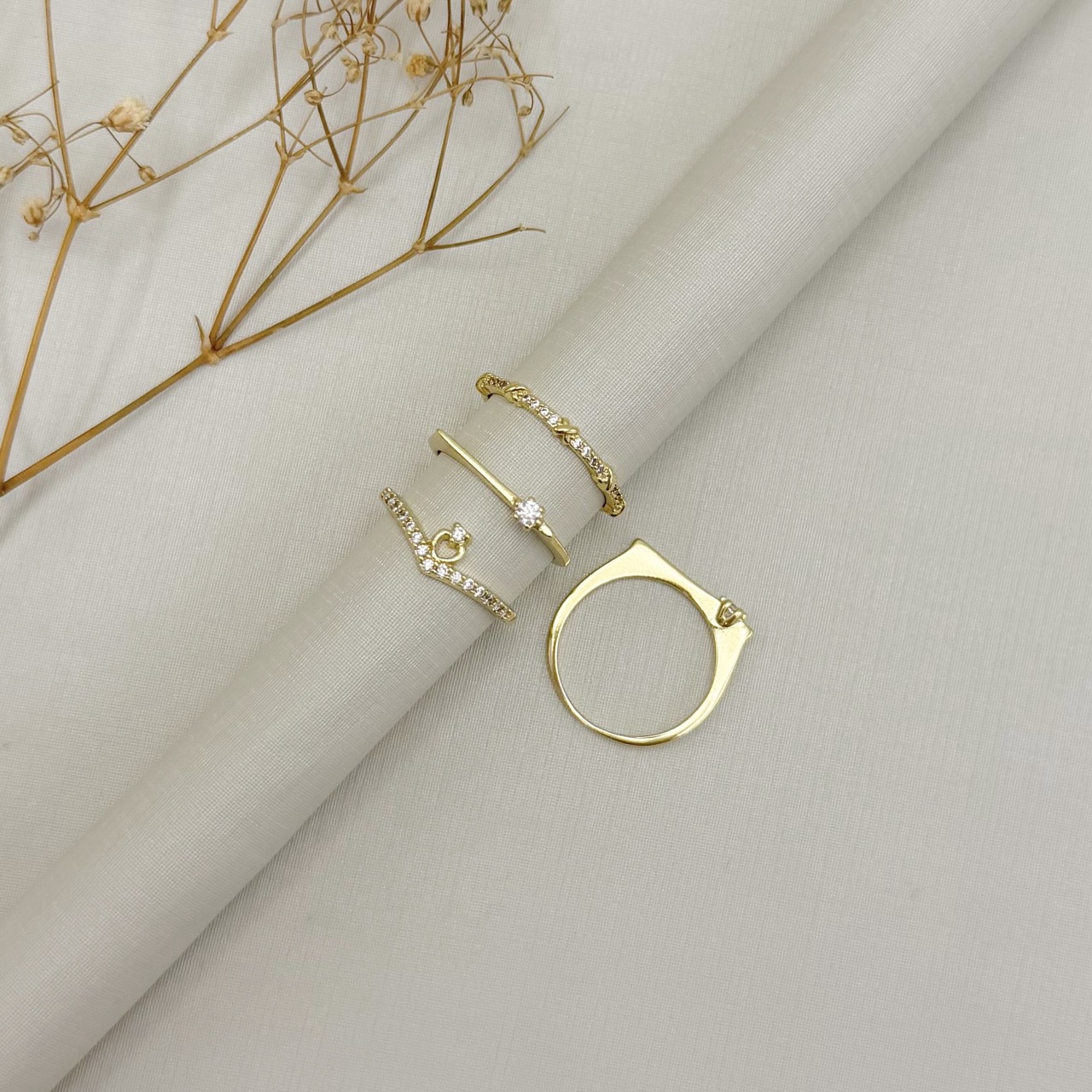 03.2578.1.O - (14) Anel estilo aparador com aro cravejado e X espaçados lisos