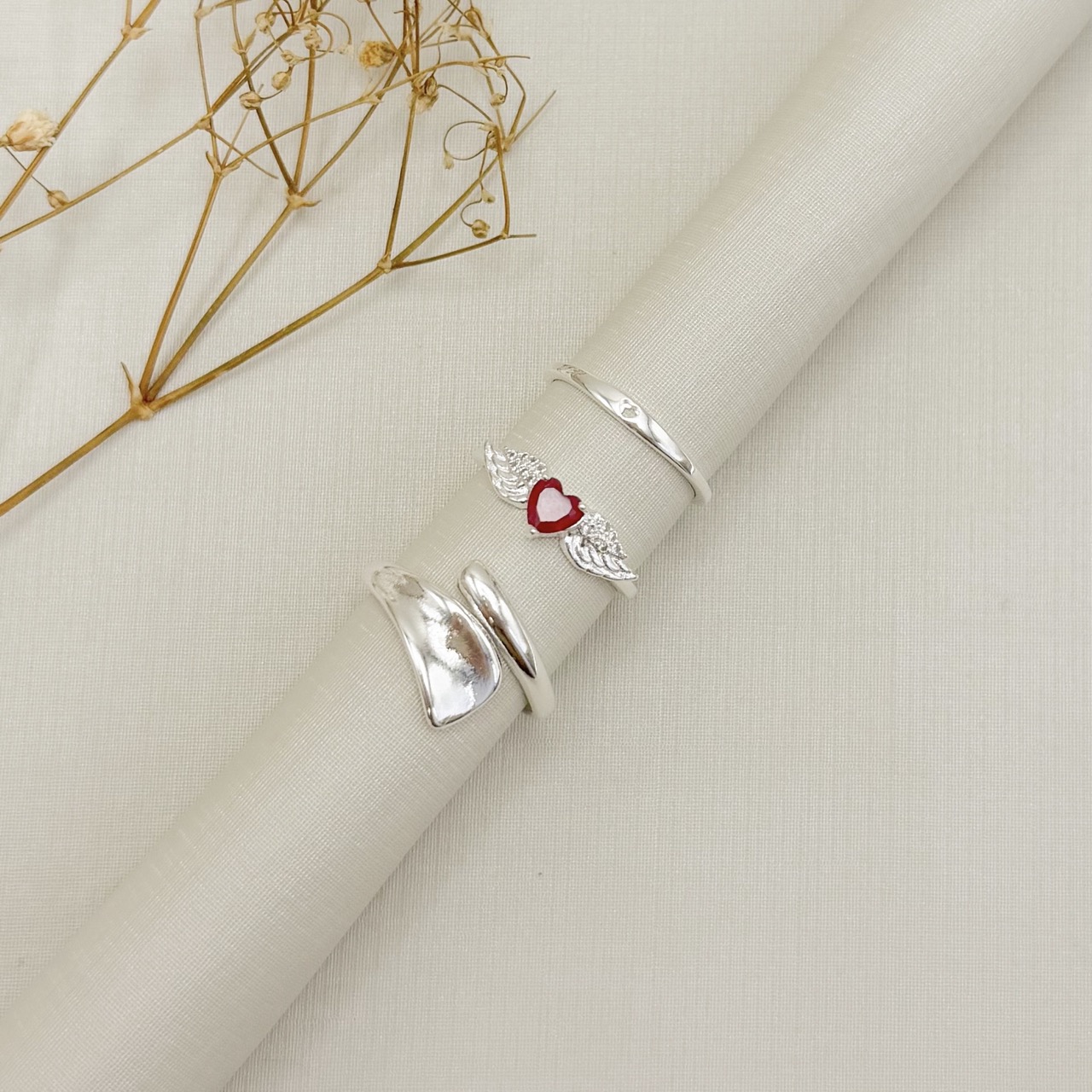 03.2579.6.S - (20) Anel solitario de coração com asas em aro liso