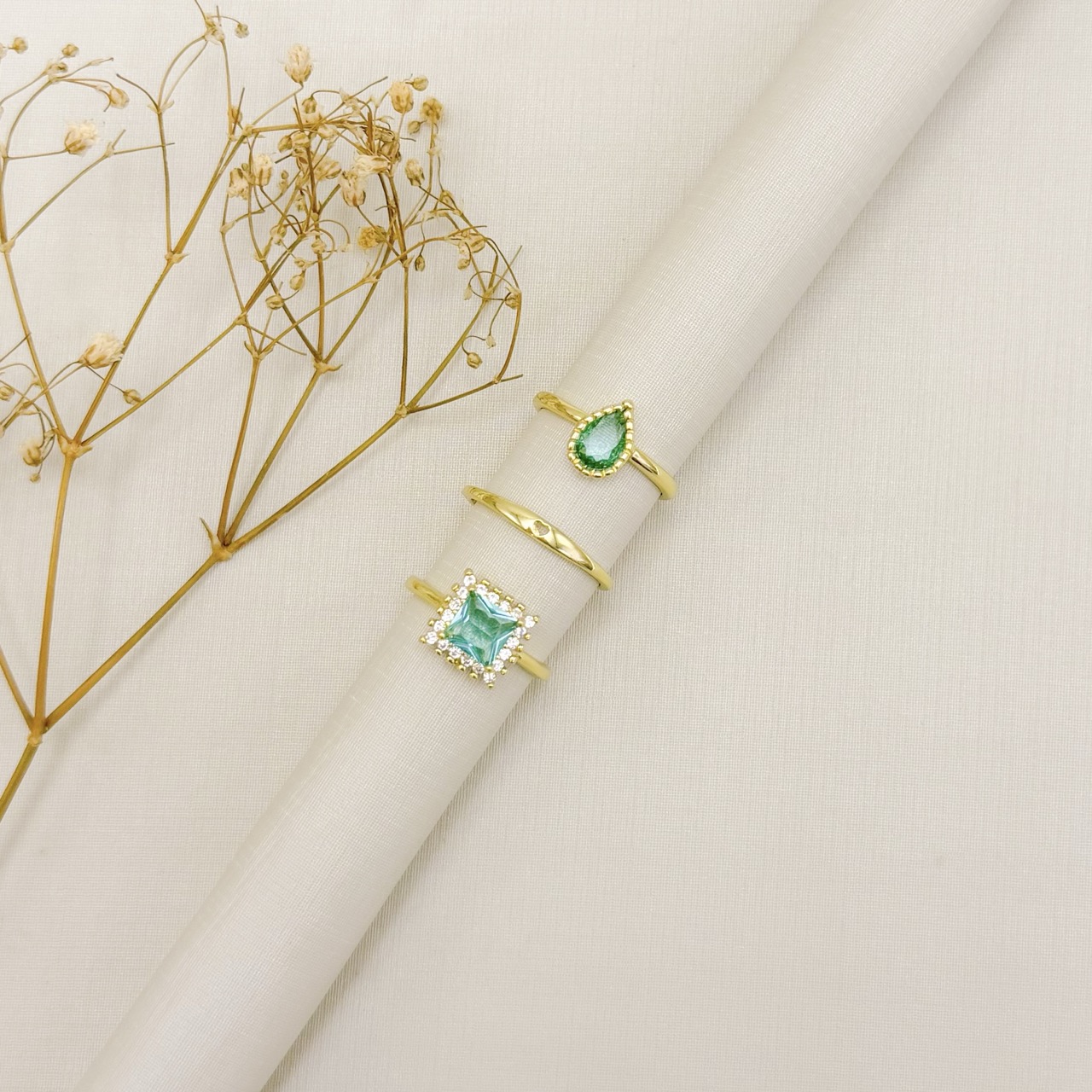 03.2488.9.O - (19) Anel solitário de gota em cravação barras em aro liso