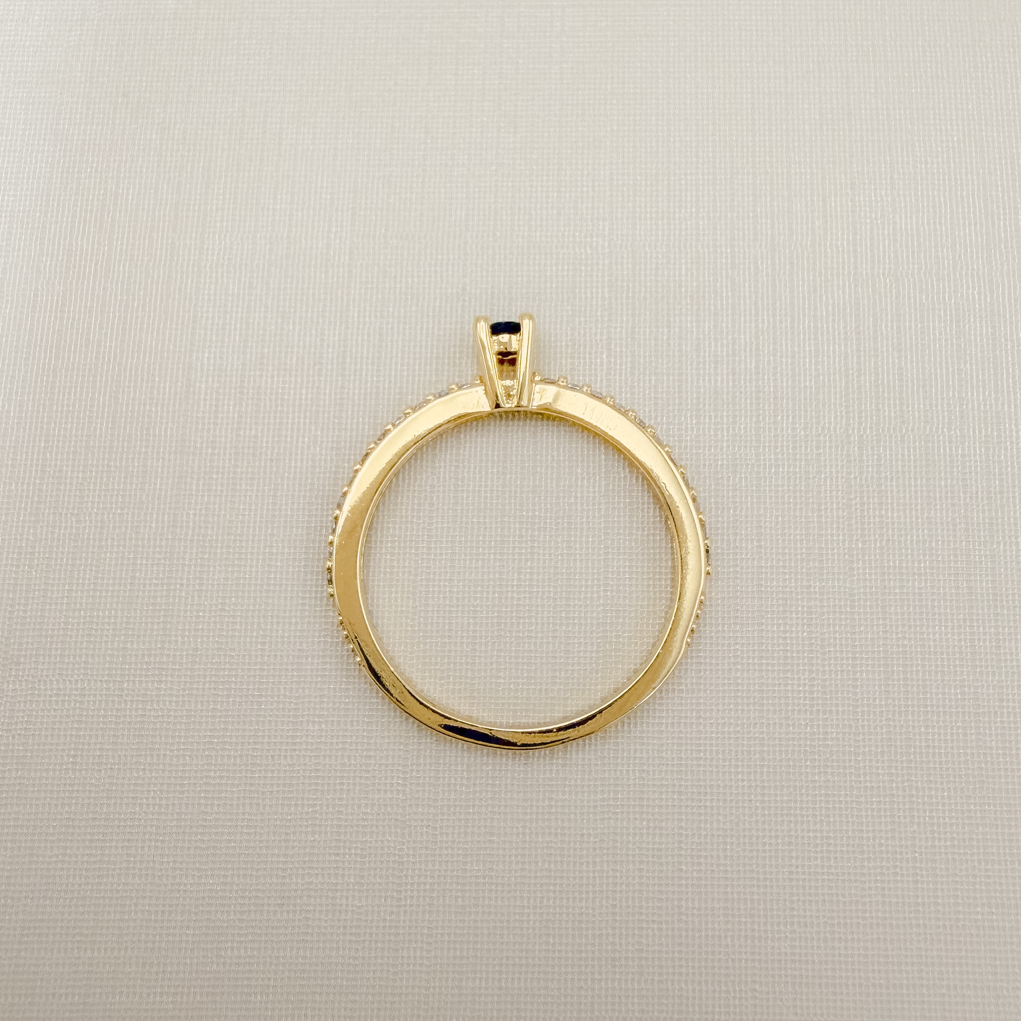 03.2336.2.O - (V2 - 14) Anel solitário alto de quatro garras com aro cravejado