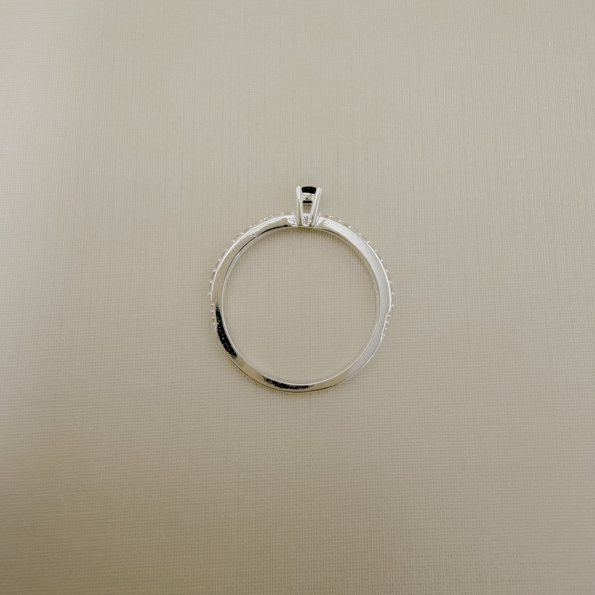 03.2336.2.S - (V2 - 19) Anel solitário alto de quatro garras com aro cravejado