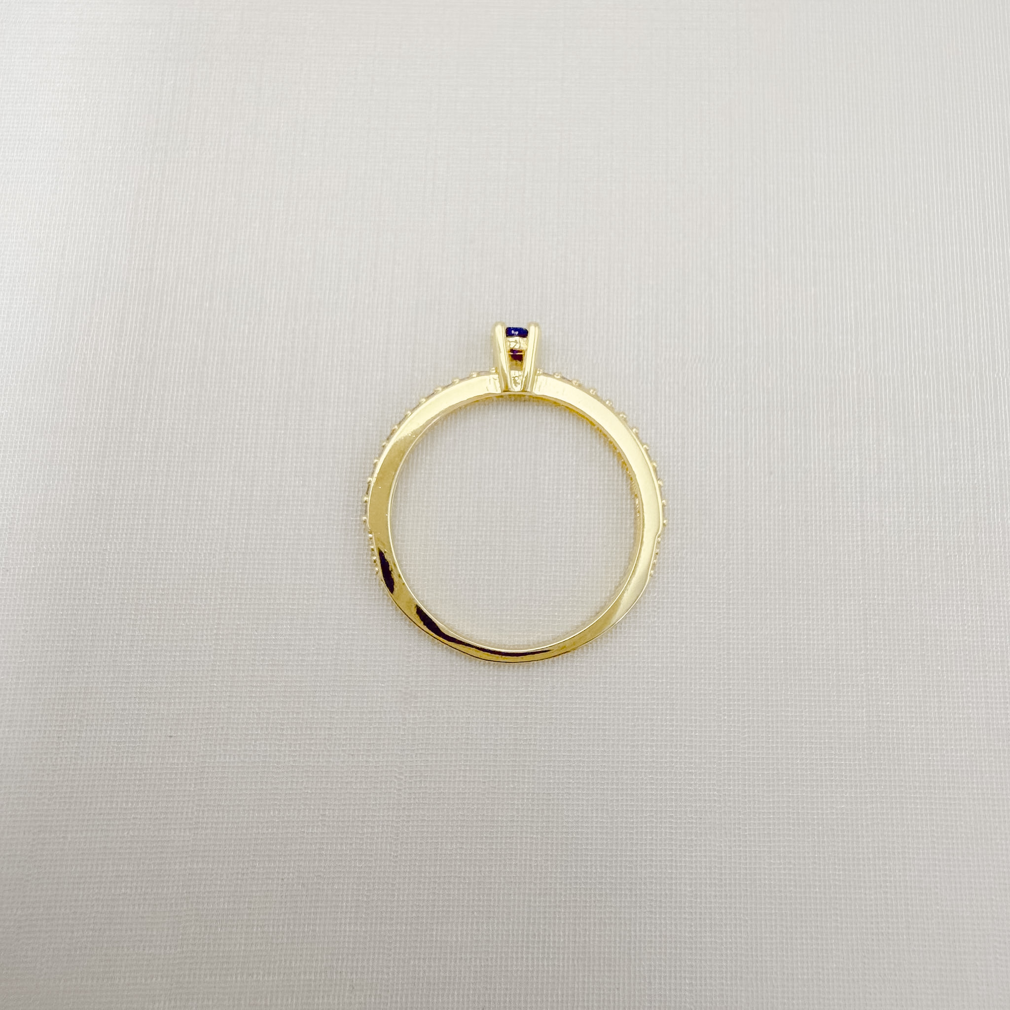 03.2336.4.O - (V2 - 23) Anel solitário alto de quatro garras com aro cravejado