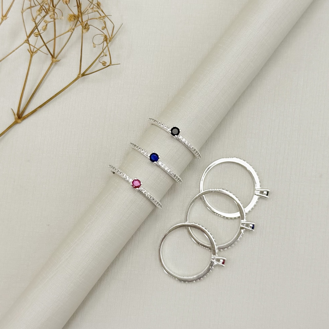 03.2336.6.S - (V2 - 16) Anel solitário alto de quatro garras com aro cravejado