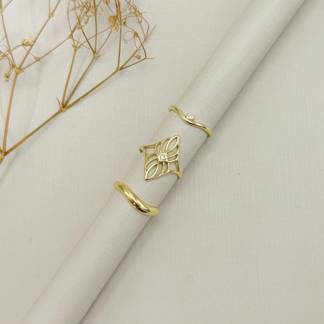 03.2580.0.O - (19) Anel estilo aliança em aro liso ondulado simples