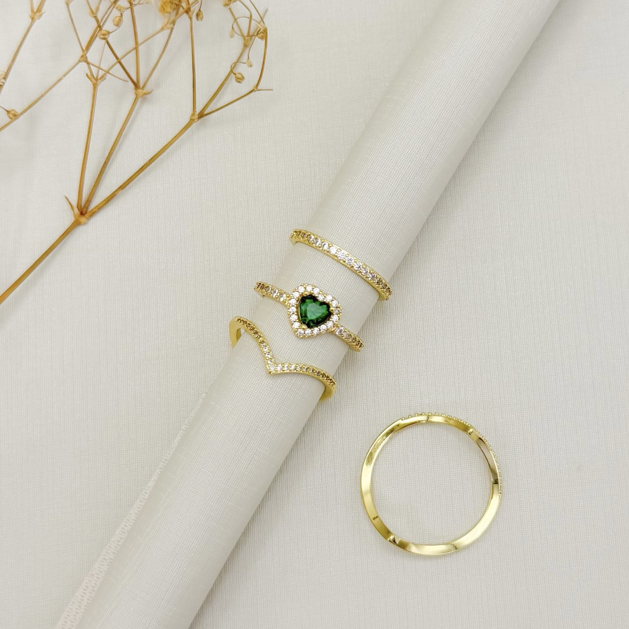 03.2582.1.O - (24) Anel estilo aparador de uma coluna cravejada larga em garras com borda lisa