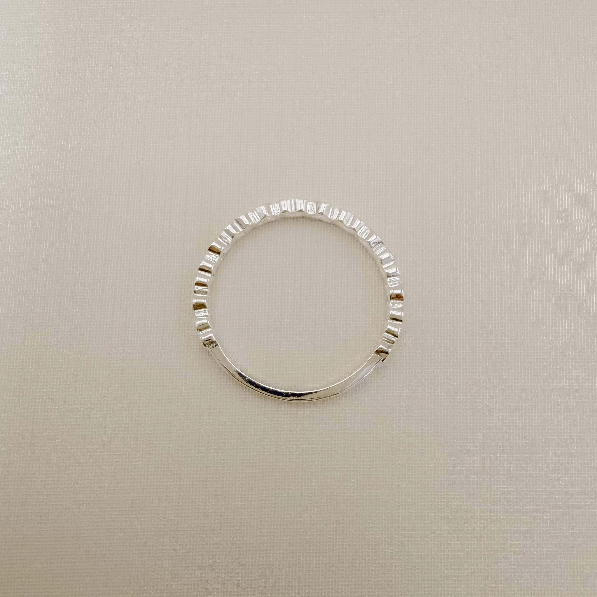 03.2587.0.S - (20) Anel estilo aparador em mini silhuetas de corações lisos