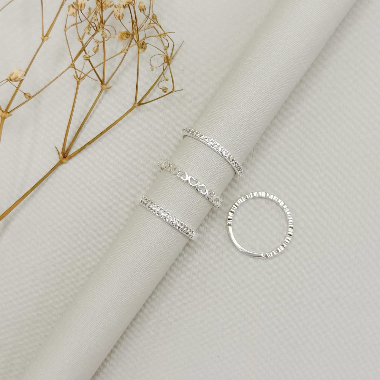 03.2587.0.S - (17) Anel estilo aparador em mini silhuetas de corações lisos