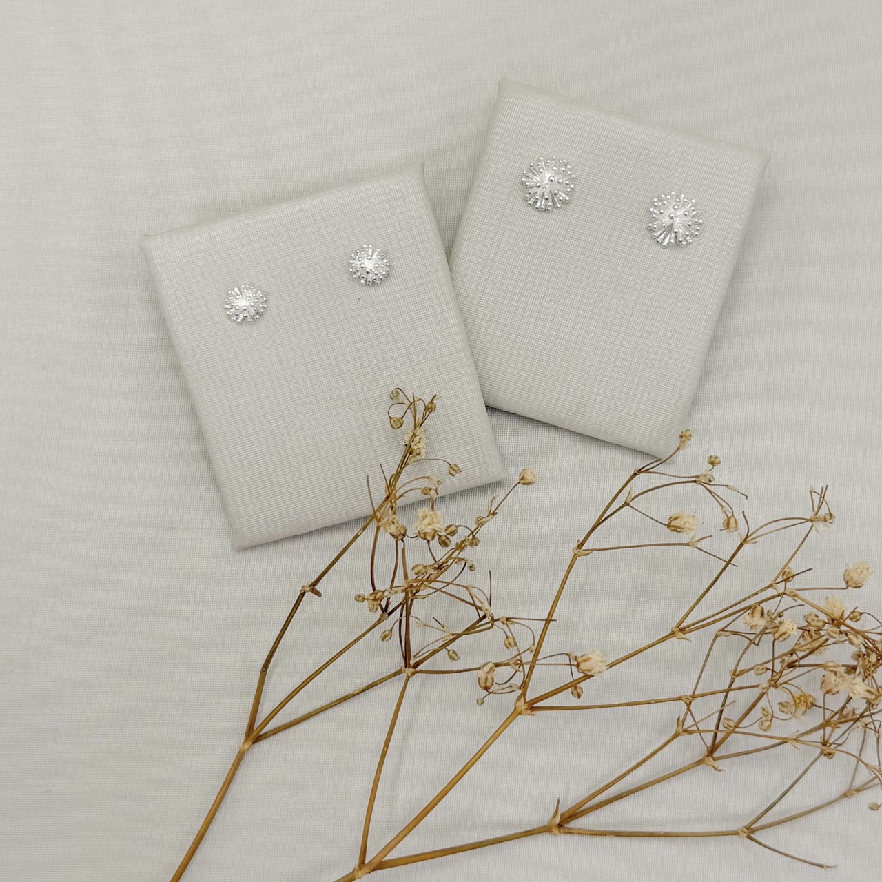 07.2889.0.S - (Tam.P) Brinco liso de efeito fogoscom bolinhas nas pontas