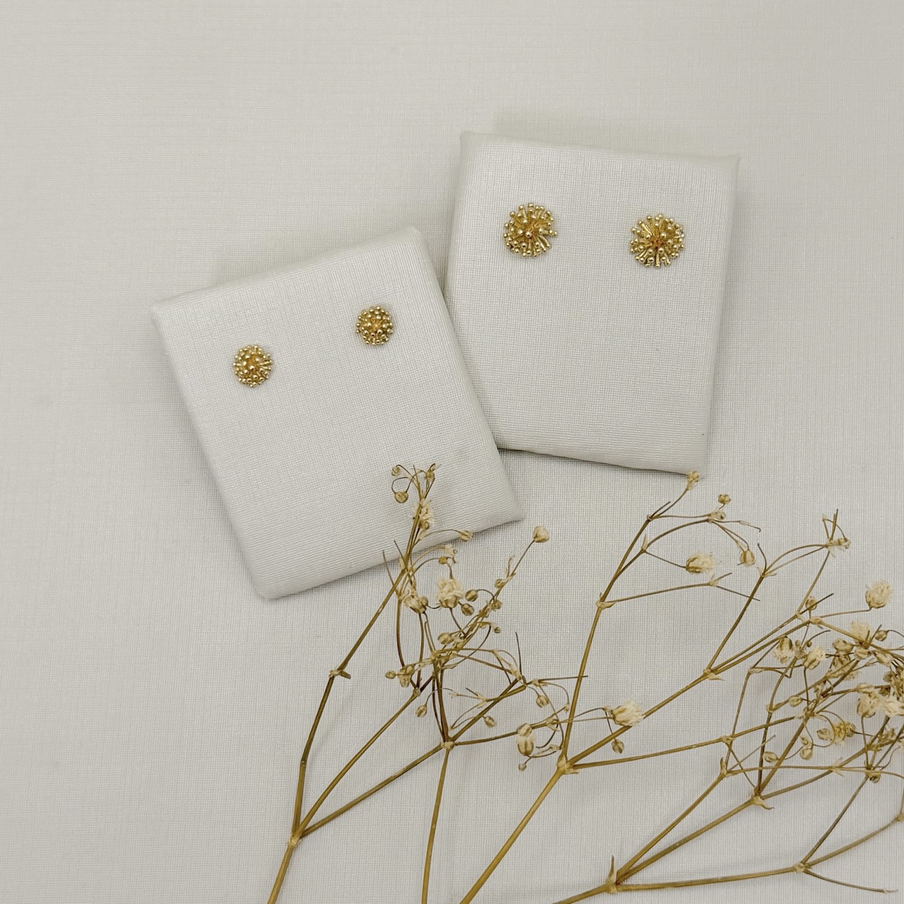 07.2890.0.O - (Tam.G) Brinco liso de efeito fogoscom bolinhas nas pontas