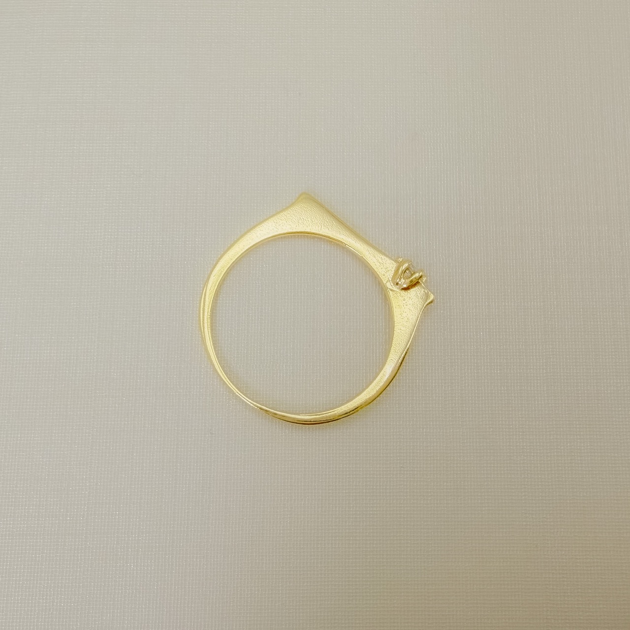 03.2589.1.O - (18) Anel de aro reto com um ponto de luz em seis garras em extremidade