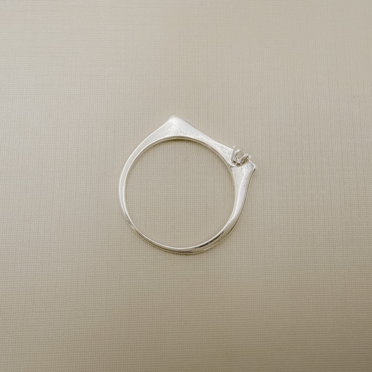 03.2589.1.S - (17) Anel de aro reto com um ponto de luz em seis garras em extremidade