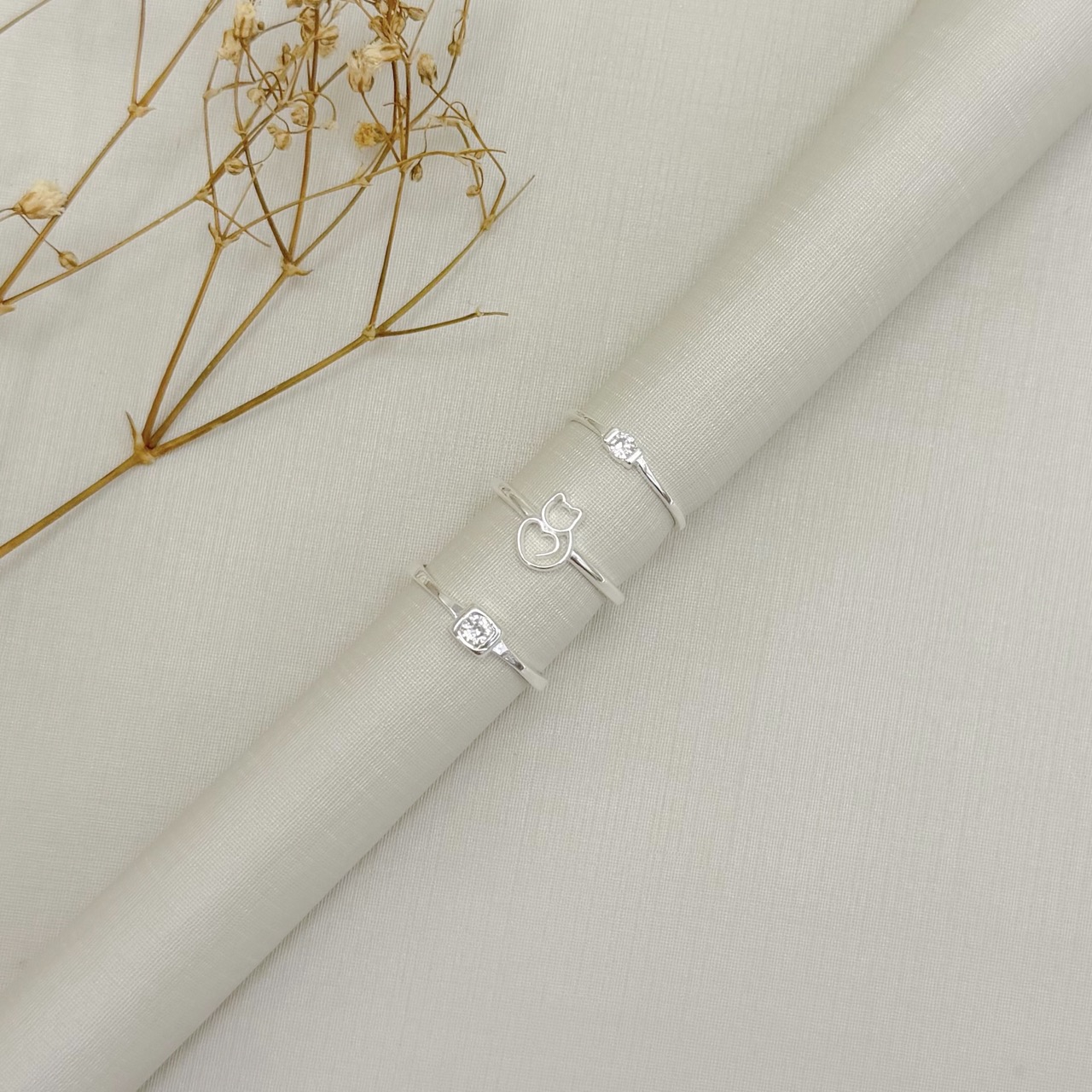 03.2590.1.S - (13) Anel de aro liso com solitário em pedra moeda com acabamento gypsy quadrado