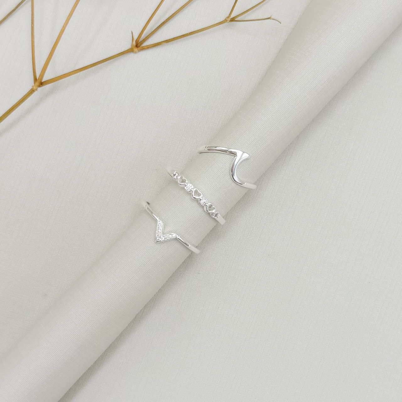 03.2592.1.S - (19) Anel de aro liso com mini V cravejado central