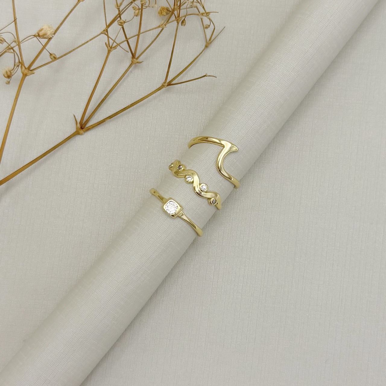 03.2595.0.O - (13) Anel de aro liso em formato onda alta