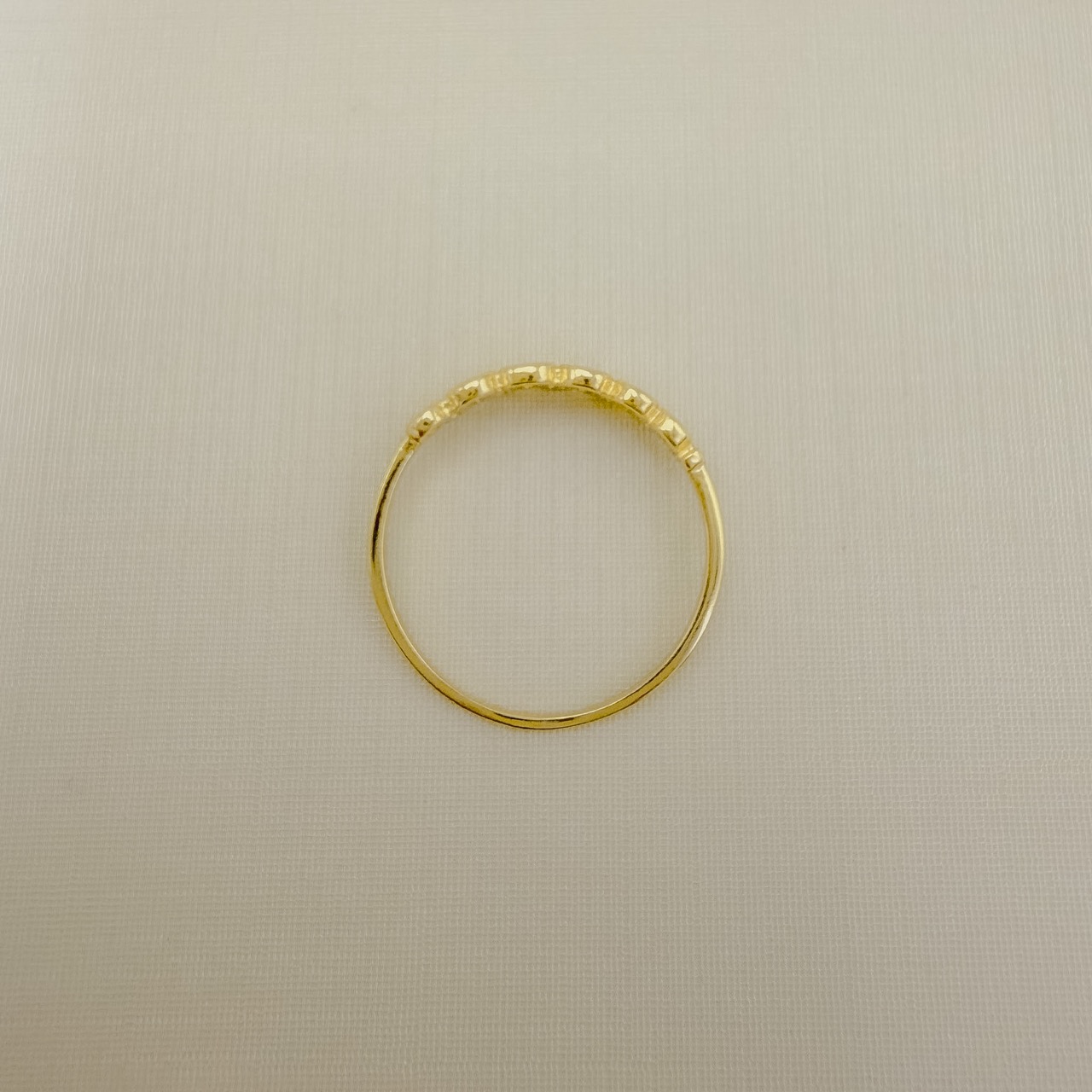 03.2596.0.O - (17) Anel de aro liso fino central de efeito voltas crescentes