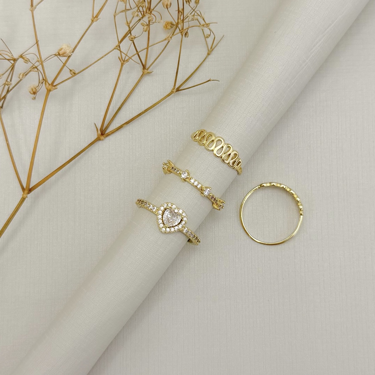 03.2596.0.O - (17) Anel de aro liso fino central de efeito voltas crescentes