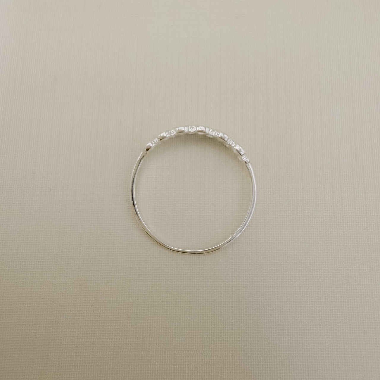 03.2596.0.S - (17) Anel de aro liso fino central de efeito voltas crescentes