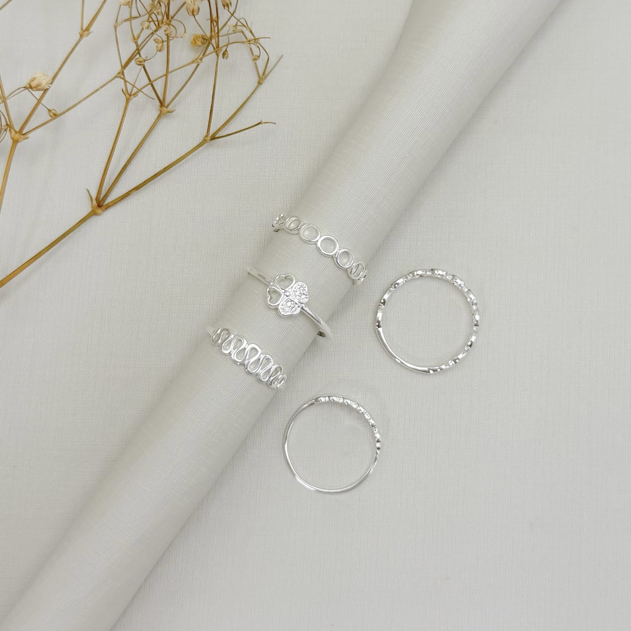 03.2596.0.S - (17) Anel de aro liso fino central de efeito voltas crescentes