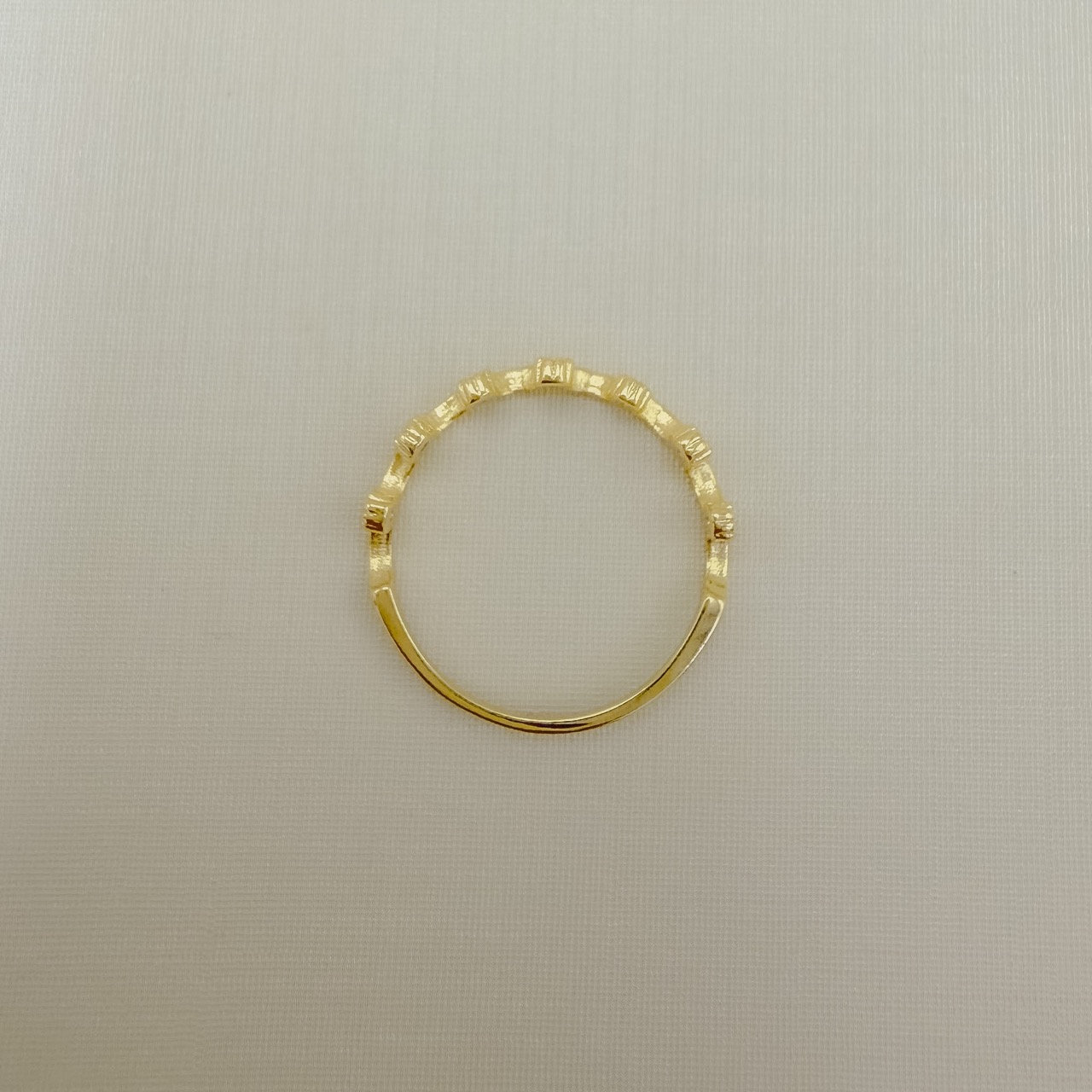 03.2600.1.O - (17,5) Anel estilo coroa em cada ponta um ponto de luz em cravação margarida