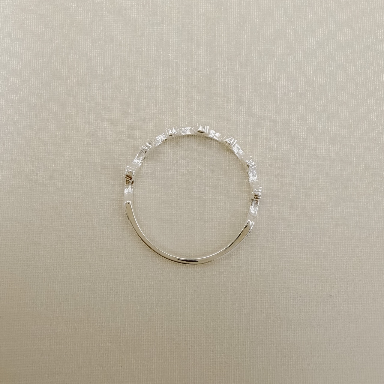 03.2600.1.S - (17,5) Anel estilo coroa em cada ponta um ponto de luz em cravação margarida