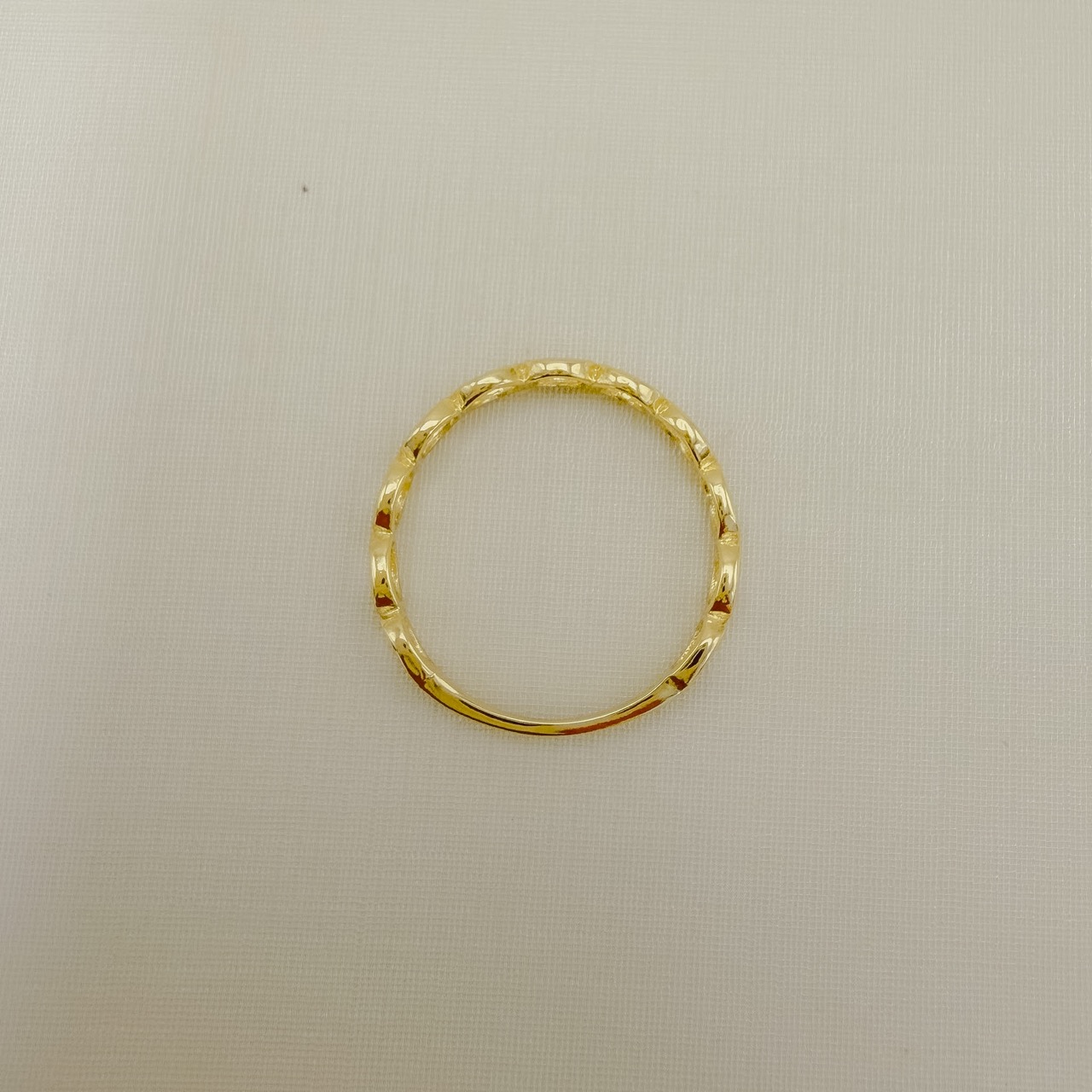 03.2602.1.O - (13,5) Anel de efeito ondulado com pontos de luz em ingles