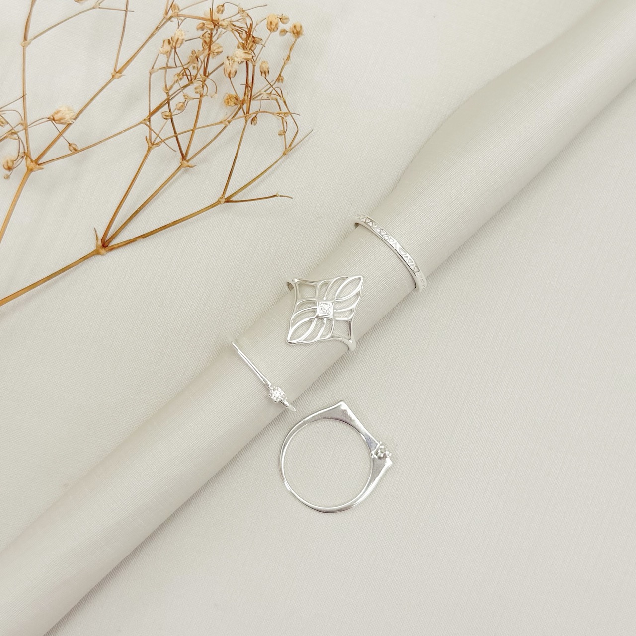 03.2604.1.O - (22) Anel de aro fino com silhueta em formato losango de estilo vitral com zircônia