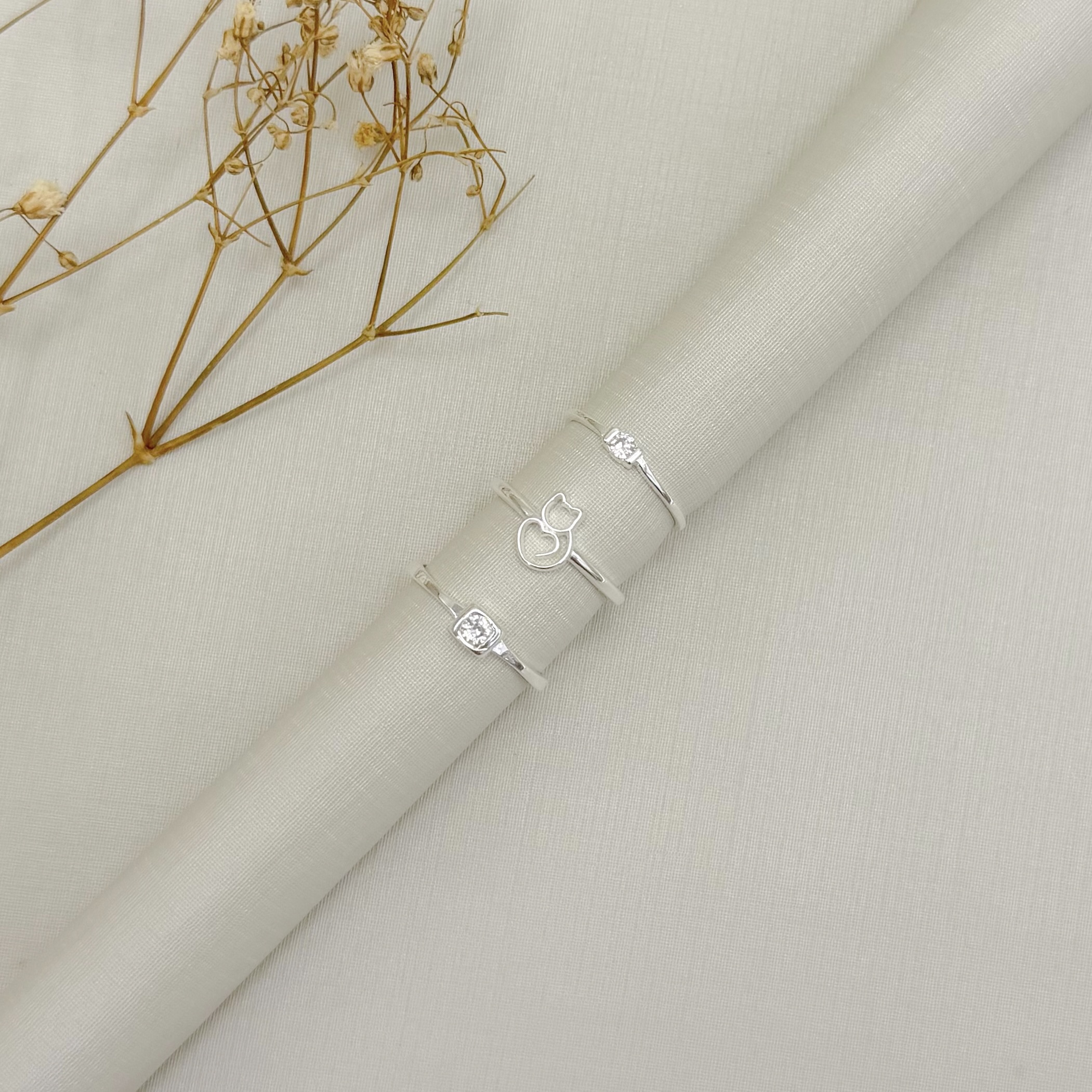 01.0226.0.S - (9,5) Falange de aro liso com desenho abstrato de Gatinho