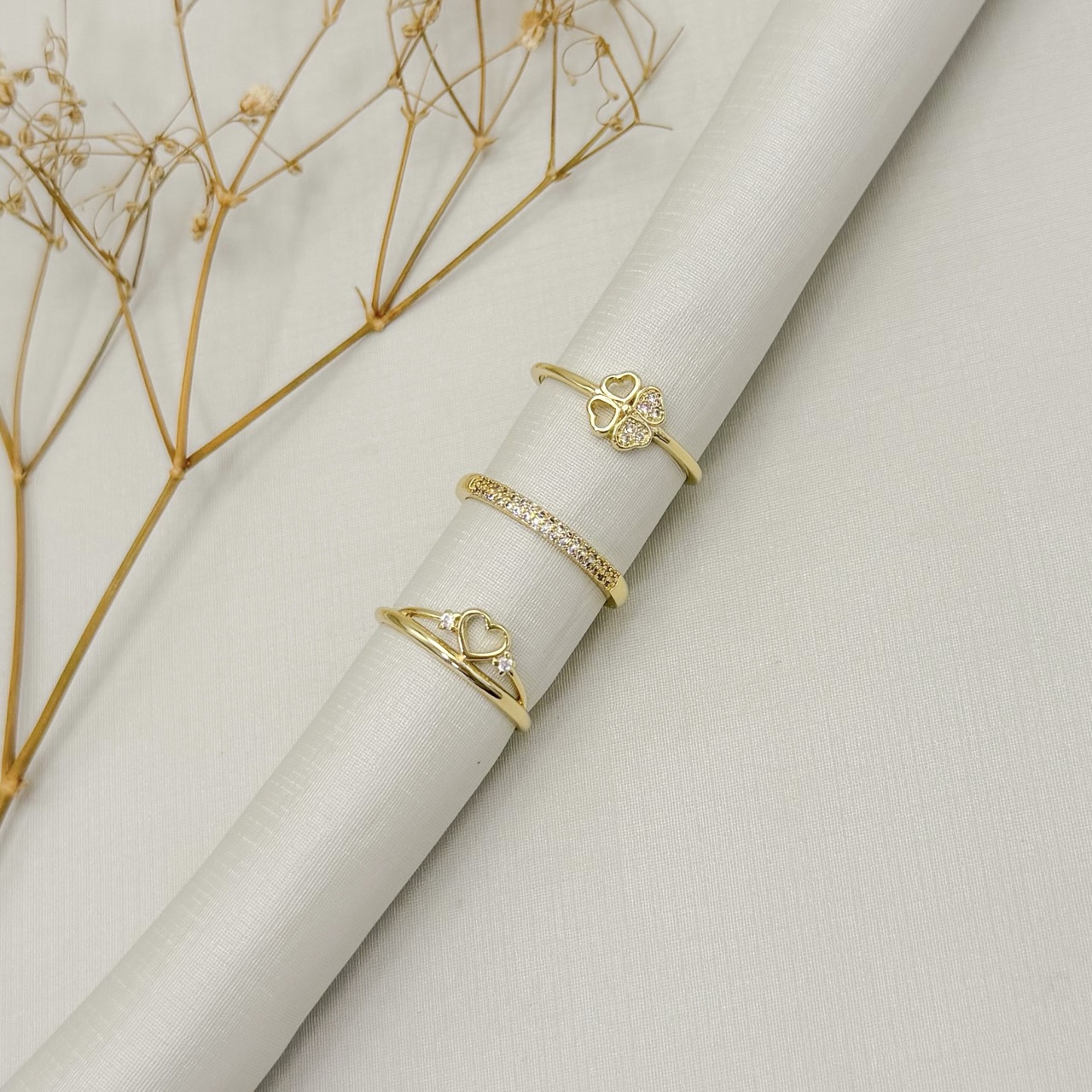 03.2605.1.O - (17) Anel de efeito coroa com silhueta coração e mini zircônias nas laterais