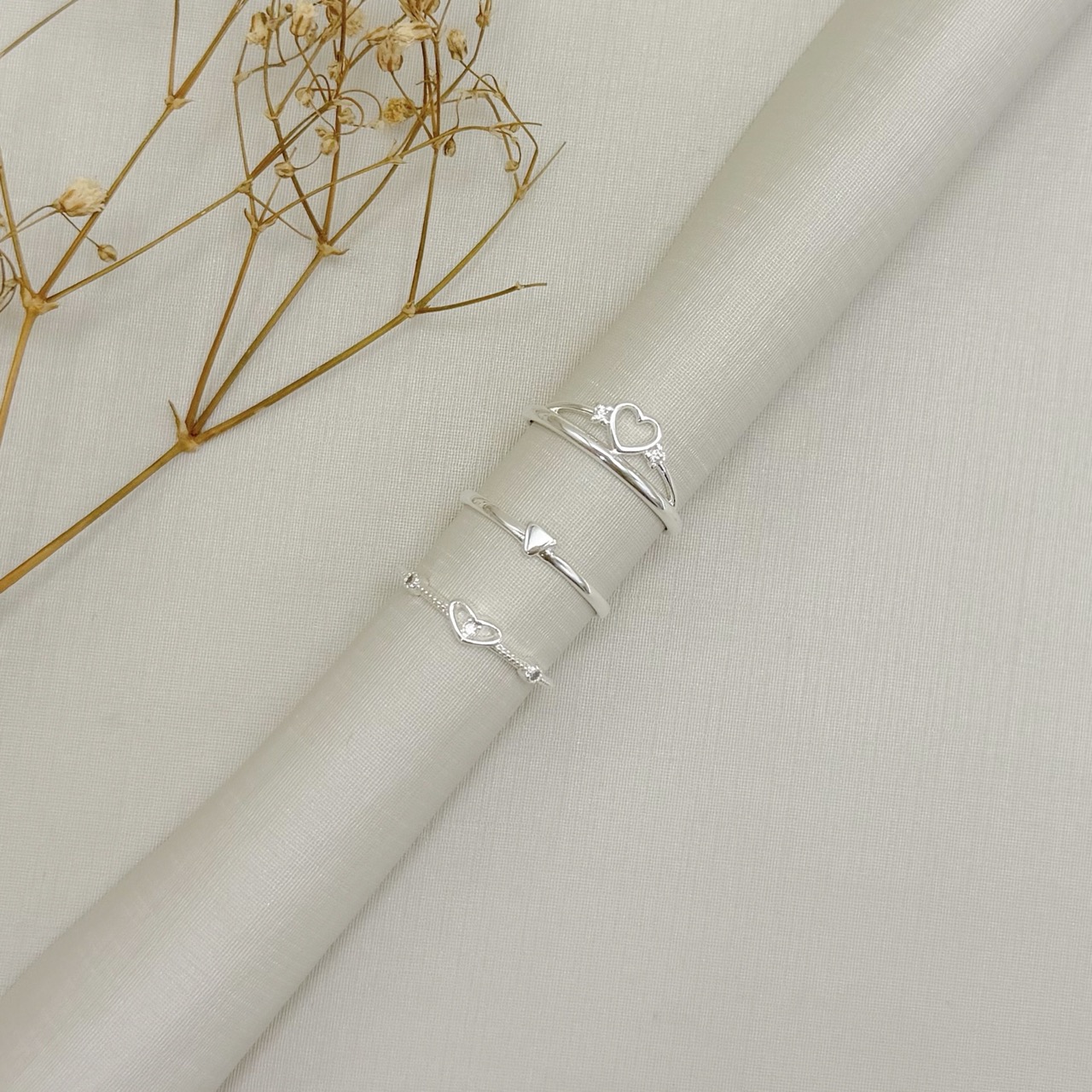 03.2605.1.S - (16.5) Anel de efeito coroa com silhueta coração e mini zircônias nas laterais