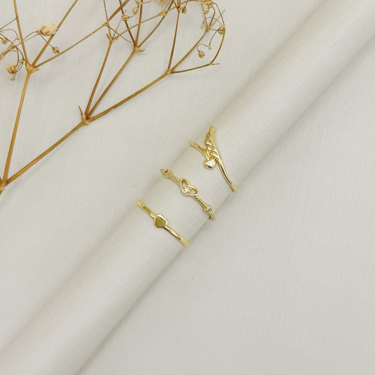 03.2606.1.O - (17) Anel silhueta de coração com aro em efeito torcido com pontinhos de luz