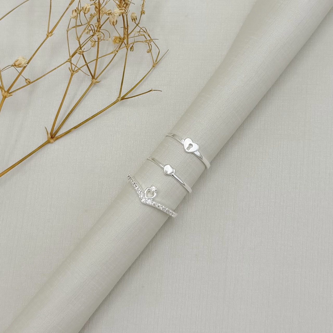 03.2611.0.S - (14) Anel de aro fino com central de coração liso