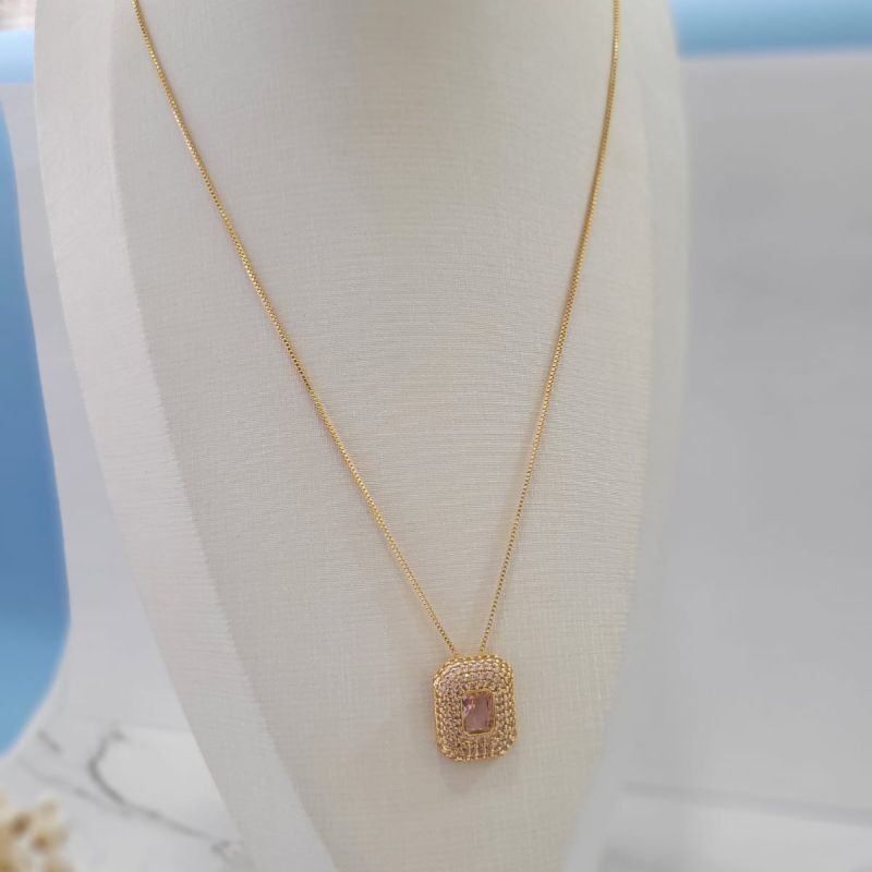GARGANTILHA COM PINGENTE LATERAIS CRAVEJADO E PEDRA NO MEIO ROSA BANHADO A OURO 18K