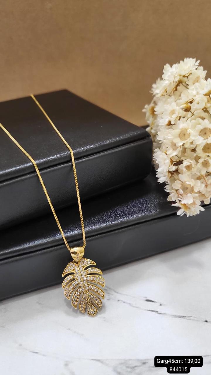 GARGANTILHA COM PINGENTE FOLHA CRAVEJADA BANHADA A OURO 18K