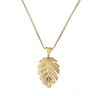 GARGANTILHA COM PINGENTE FOLHA CRAVEJADA BANHADA A OURO 18K