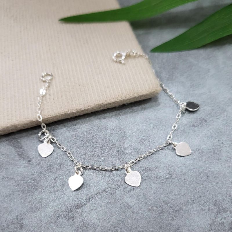 Pulseira infantil com cinco coracoes chapados pendurados pequenos prata 925