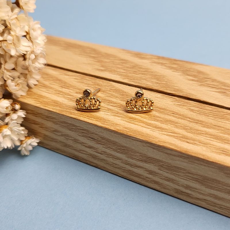 BRINCO COROA COM 1 ZIRCÔNIA BANHADO A OURO 18K