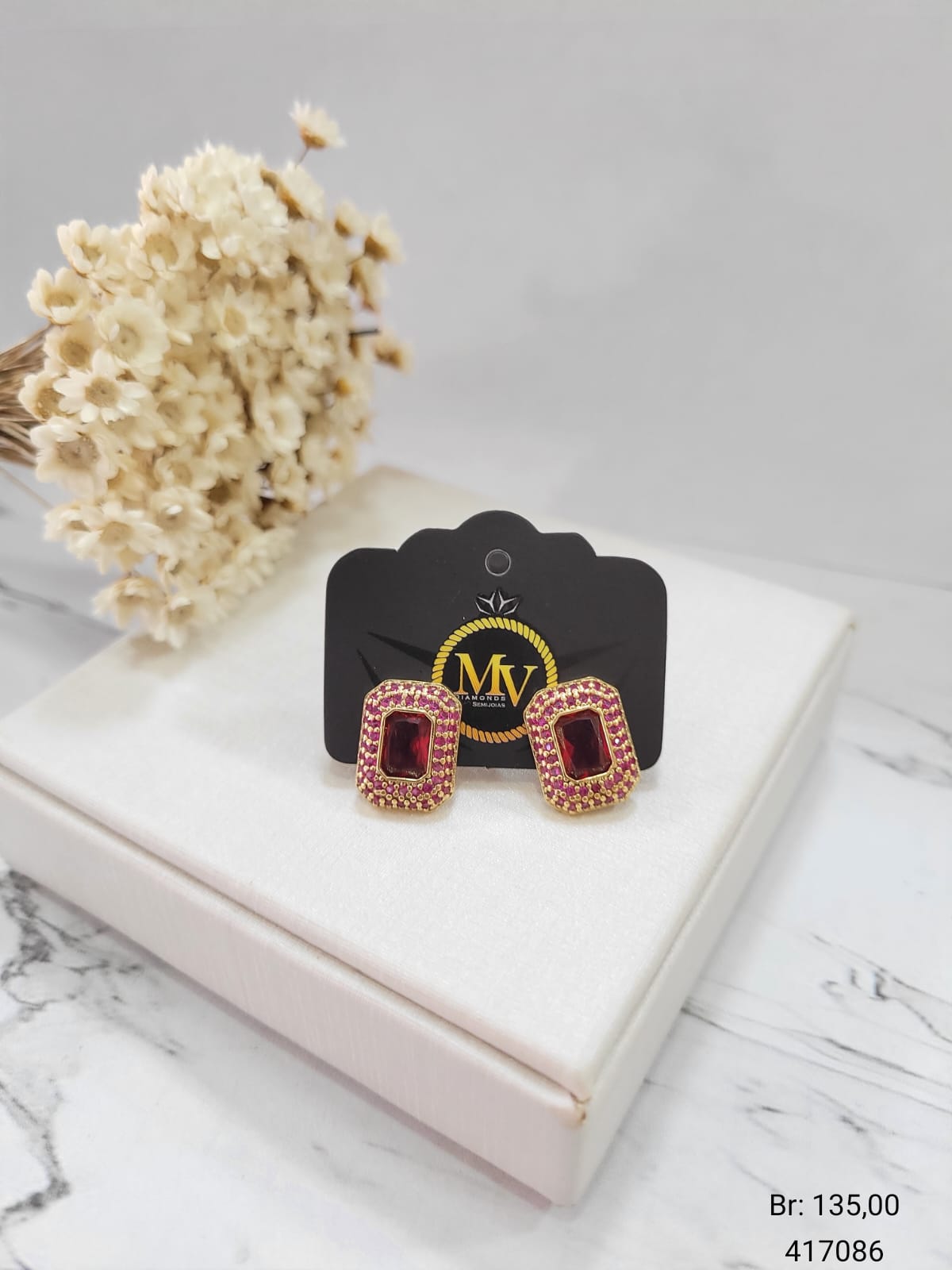BRINCO LATERAIS CRAVEJADAS COM 1 PEDRA NO MEIO COR PINK BANHADO A OURO 18K