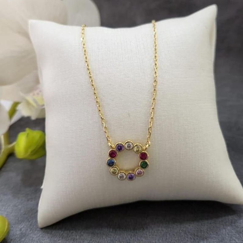 Gargantilha com pingente redondo com pedrinhas coloridas banhado a ouro 18k