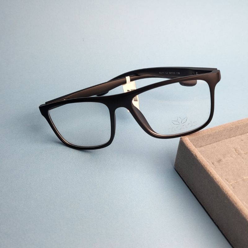 Armacao para oculos de grau masculino quadrado na cor preta com detalhe marrom nas pernas