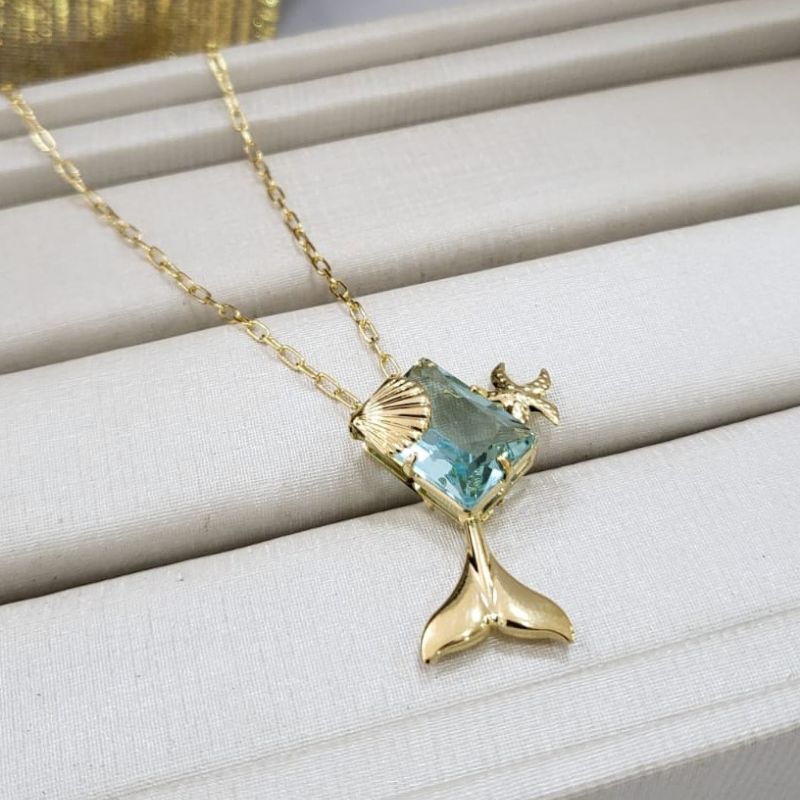 Gargantilha com pedra retangular na cor agata azul ceu com estrela do mar cauda e concha banhada a ouro 18k