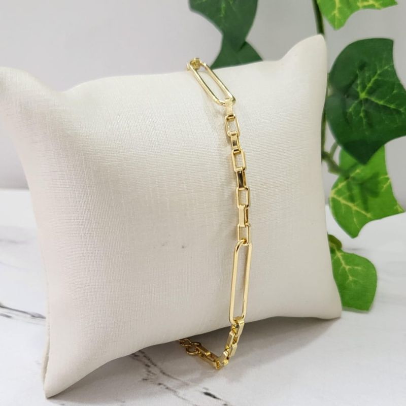 Pulseira lisa com elos tijolinho grande e tres elos compridos banhado a ouro 18k
