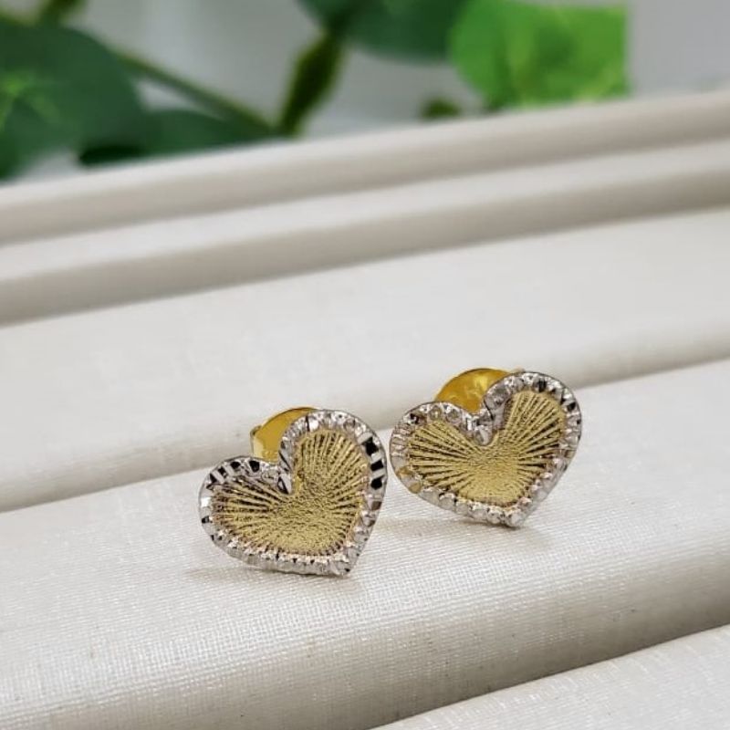 Brinco ourinho coracao chapado trabalhado duas cores branco e dourado banhado a ouro 18k