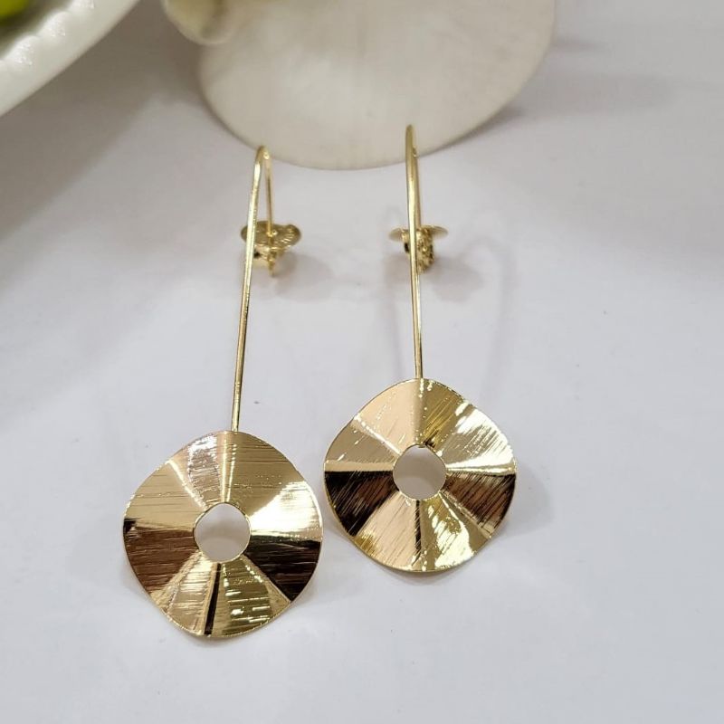 Brinco gancho redondo vazado banhado a ouro 18k