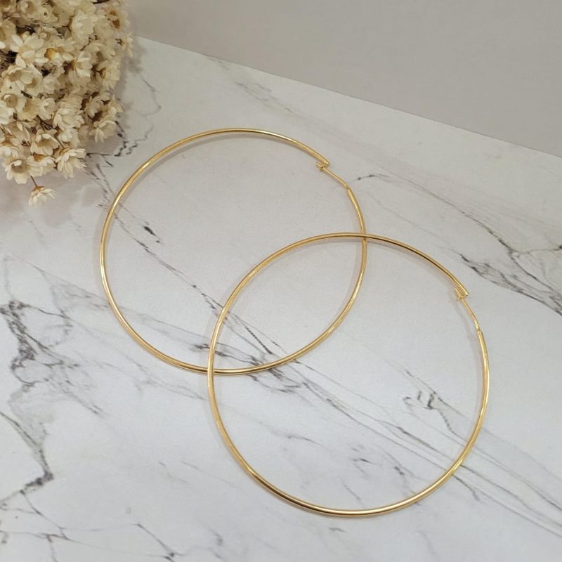 Argola extra grande fechada fio arredondado banhado a ouro 18k