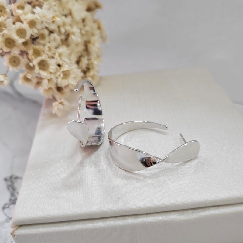 Argola com fio liso meio torcido estilo anzol banhado a ouro 18k