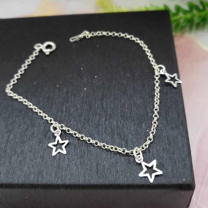 Pulseira no elo portugues com tres estrelas vazadas penduradas prata 925