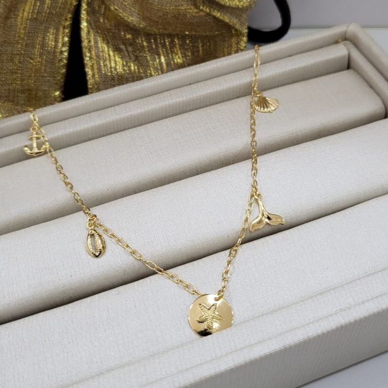 Gargantilha com pingentes estrela do mar cauda concha buzios e ancora banhada a ouro 18k