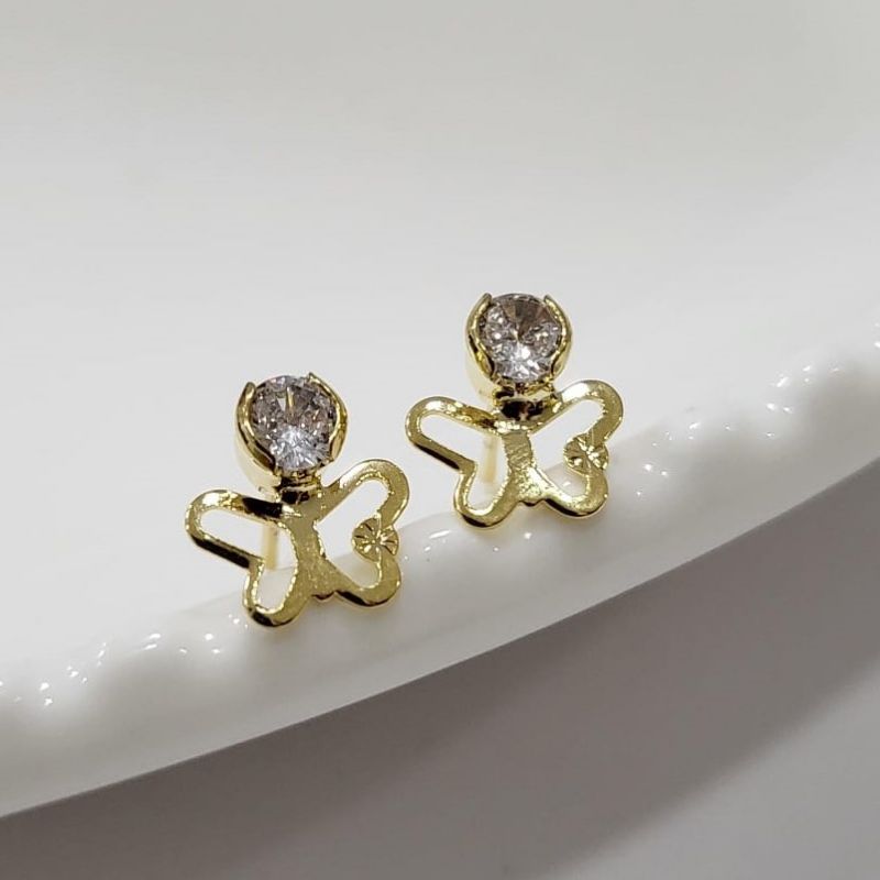 Brinco borboletinha toda vazada com uma pedrinha na cor cristal banhado a ouro 18k